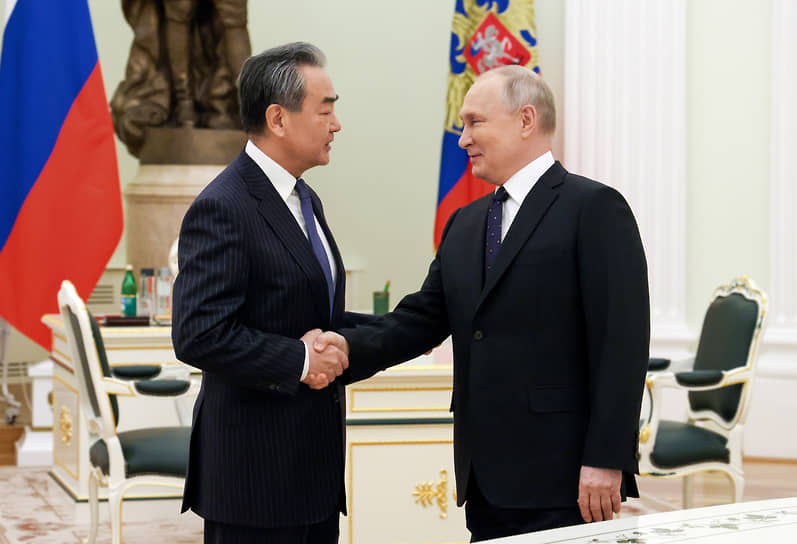Президент России Владимир Путин (справа) и член Политбюро ЦК Компартии Китая Ван И 