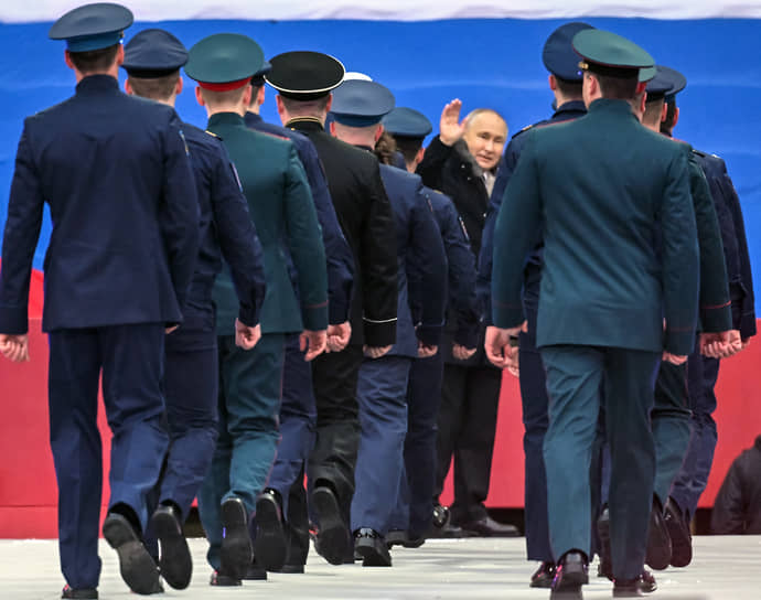 Москва. Президент России Владимир Путин (в центре) во время митинга-концерта на стадионе «Лужники», посвященного Дню защитника Отечества