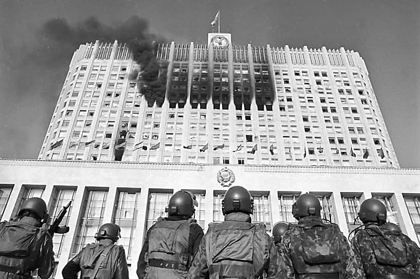 4 октября 1993 года в ходе противостояния сторонников и противников президента Бориса Ельцина Дом Советов (Белый дом) в Москве был расстрелян из танков. После этого на верхних этажах здания начался пожар 