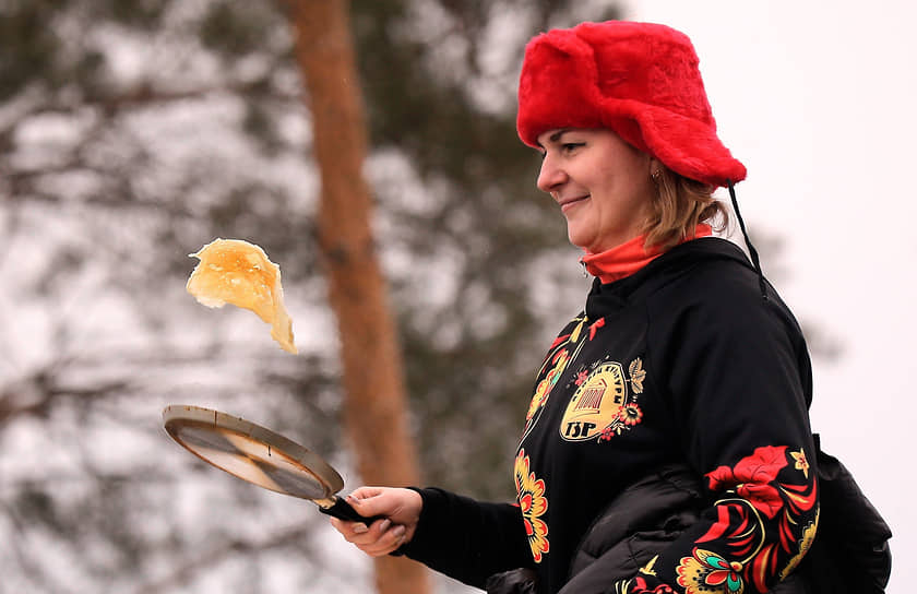 Приготовление блинов на гуляниях в Волгограде