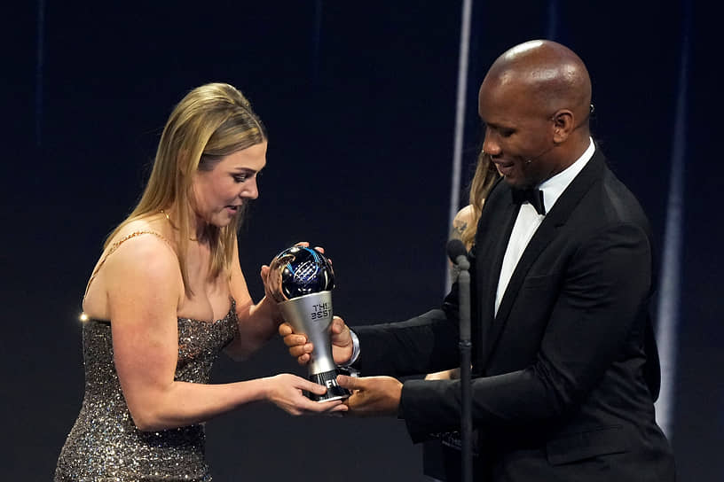 Футболист Дидье Дрогба вручает приз «Лучший голкипер среди женщин» вратарю «Манчестер Юнайтед» и сборной Англии Мэри Эрпс 