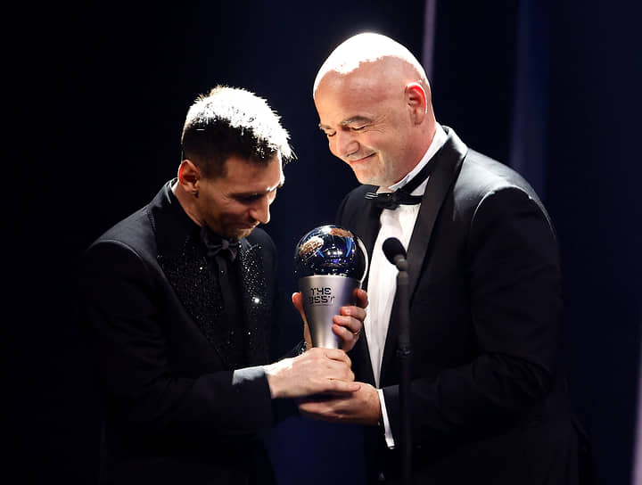 Футболист Лионель Месси (слева) получает приз лучшему игроку из рук президента FIFA Джанни Инфантино