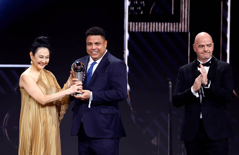 Вдова Пеле Марсия Аоки получает почетный приз из рук бразильского футболиста Роналдо (в центре) 