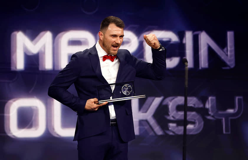 Польский футболист Марчин Олекси получил премию Пукаша за гол, который забил ножницами через себя. Он выступает в турнире для спортсменов с ограниченными возможностями, с частично ампутированной ногой