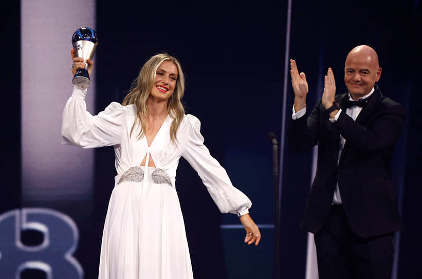 Полузащитница «Барселоны» и сборной Испании Алексия Путельяс получила приз как лучший игрок среди женщин из рук президента FIFA Джанни Инфантино