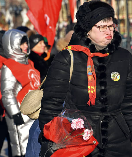 Москва. Сторонники КПРФ на церемонии возложения цветов к Могиле Неизвестного Солдата у Кремлевской стены в День защитника Отечества