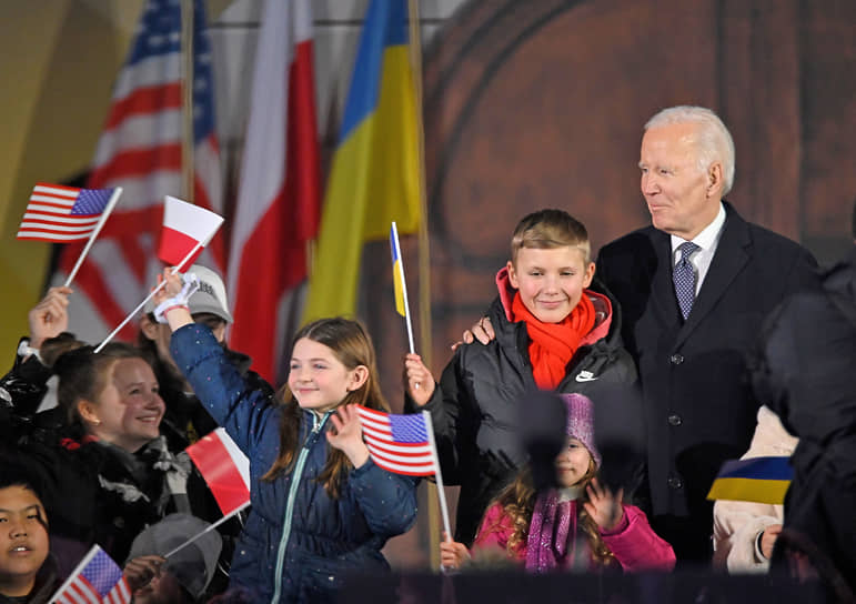 Варшава, Польша. Президент США Джо Байден после выступления с обращением к польскому народу возле Королевского замка