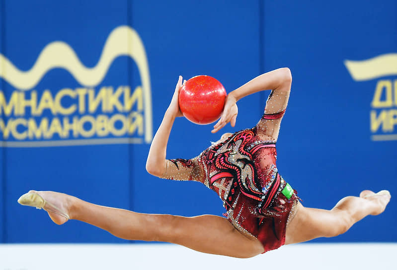 Москва. Участница чемпионата России по художественной гимнастике Алиса Медведева 