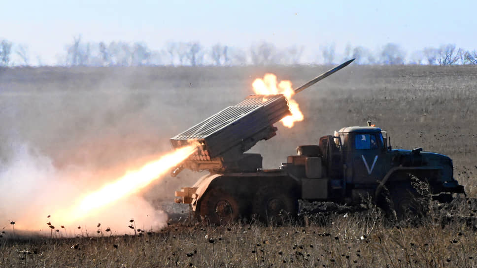 ДНР. Российские военные ведут огонь из реактивной системы залпового огня «Торнадо»