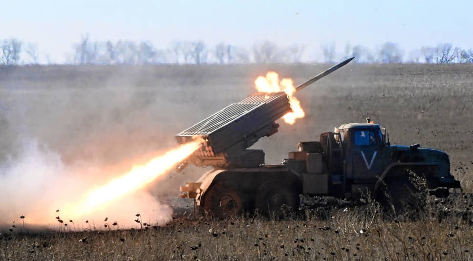 ДНР. Российские военные ведут огонь из реактивной системы залпового огня «Торнадо»