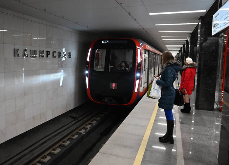 С Большой кольцевой линии можно сделать пересадки на 20 станций 11 других веток метро
&lt;br>На фото: пассажиры на станции «Каширская»