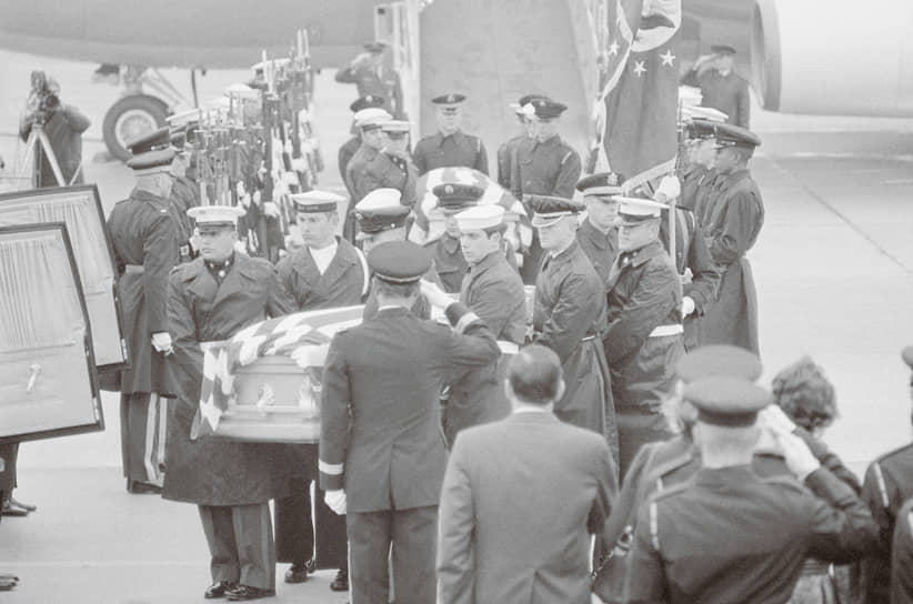 Гробы с телами убитых дипломатов были доставлены на авиабазу Эндрюс в штате Мэриленд. Погибшим были отданы воинские почести. Присутствовали члены семей погибших и госсекретарь США Уильям Роджерс
