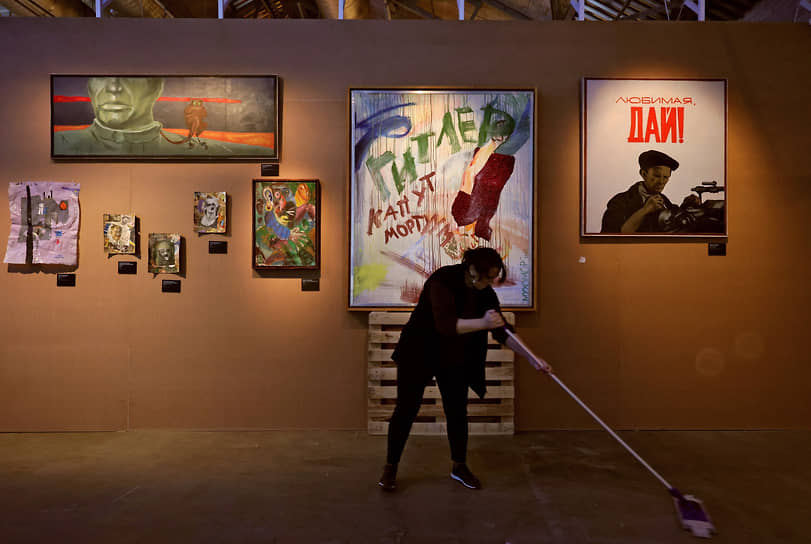 Инсталляцию дополнили работы современных и советских художников, раскрывающих идею панк-культуры