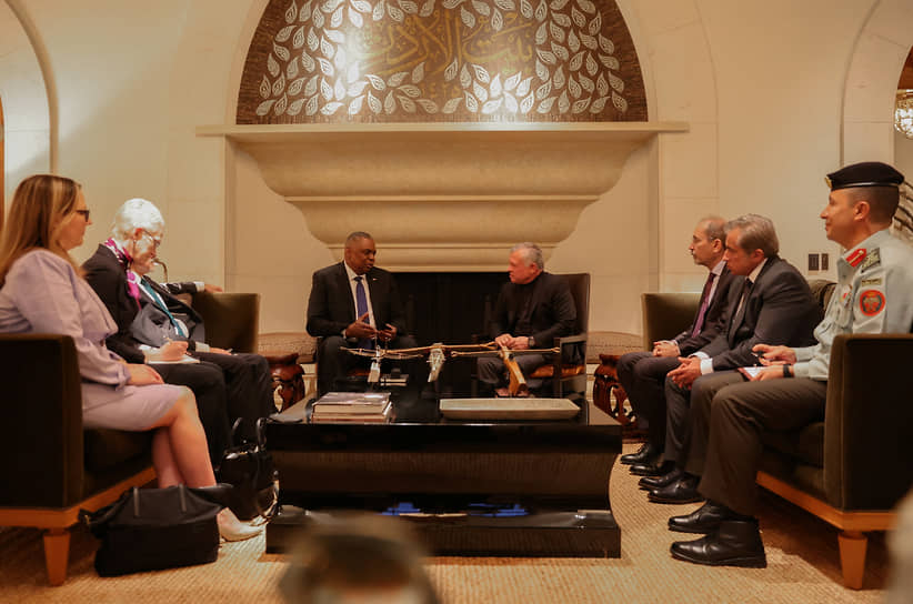 Министр обороны США Ллойд Остин (в центре слева) и король Иордании Абдалла II (в центре справа) 