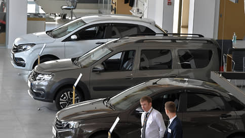 Авторынок упал на 62% в феврале // Продаются только Lada и китайские марки