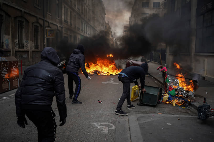 В ночь на 7 марта в разных городах Франции протестующие начали блокировать депо, трассы и вузы, были столкновения с полицией
