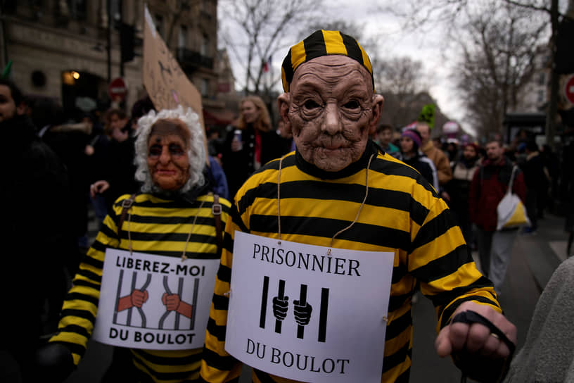 Демонстранты с надписями «Освободите меня от работы» и «Узник работы» в Париже
