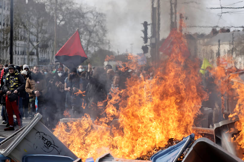 В Нанте митингующие поджигали мусорные баки