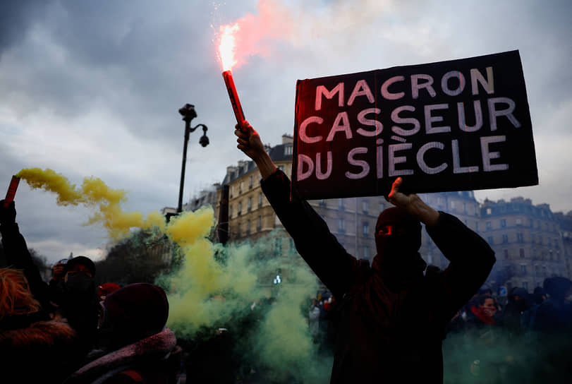 Демонстранты на улицах Парижа