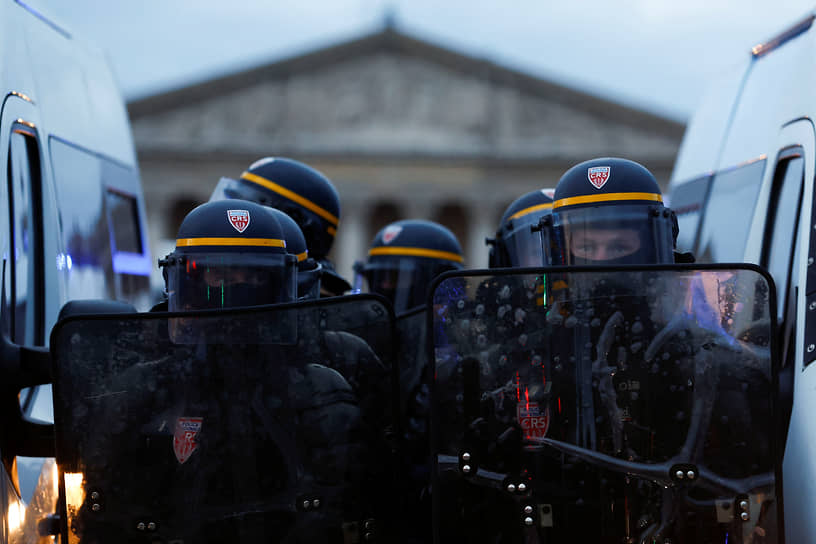 Полицейское оцепление около Национального собрания, перед которым собрались протестующие парижане