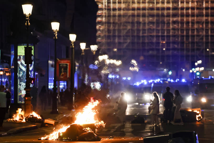 Протесты возобновились в день, когда правительство Франции избежало вотума недоверия