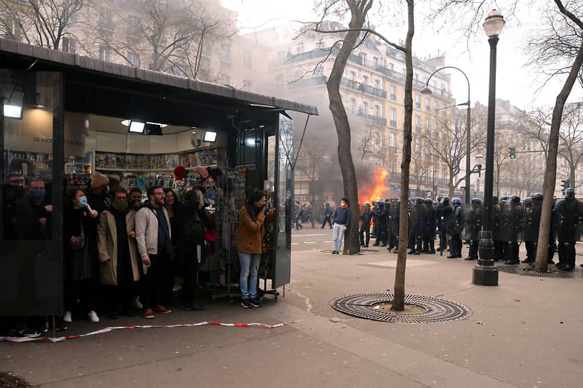 Через час после начала митинга начались столкновения между полицейскими и протестующими в Париже