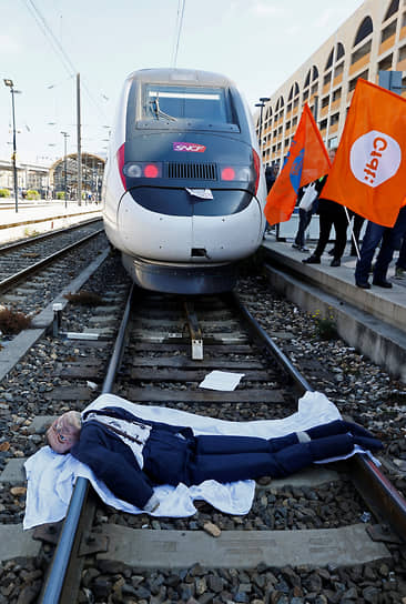 Кукла, изображающая президента Франции Эмманюэля Макрона, заблокировала движение поездов в Ницце