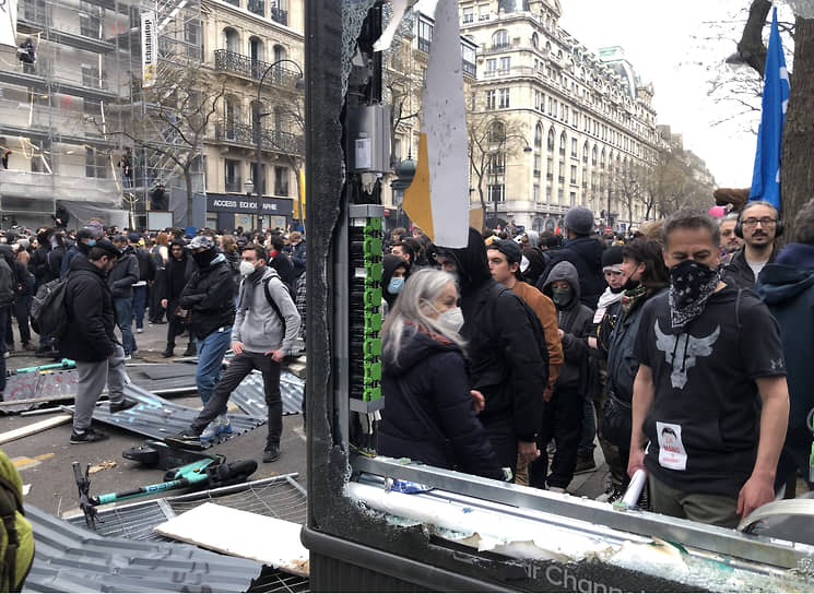 Протестующие на улицах Парижа