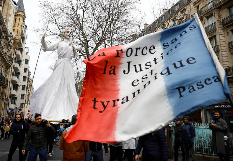 7 марта в Париже прошли многолюдные демонстрации против правительственных  планов пенсионной реформы