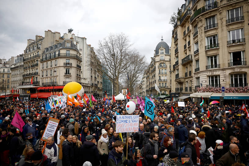 Демонстрации протеста против планов правительства повысить пенсионный возраст прошли во многих городах Франции