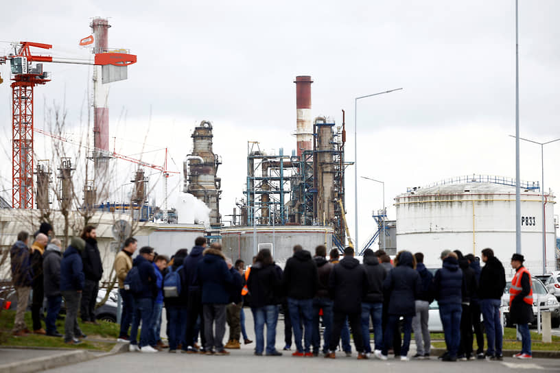 Забастовщики собрались перед предприятием компании TotalEnergies недалеко от Сен-Назера