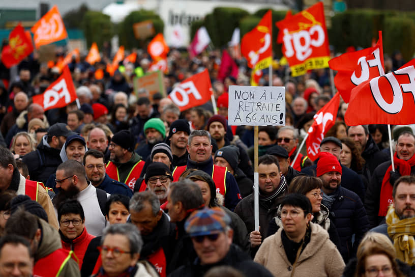 Демонстрации протеста против планов правительства повысить пенсионный возраст прошли во многих городах Франции
