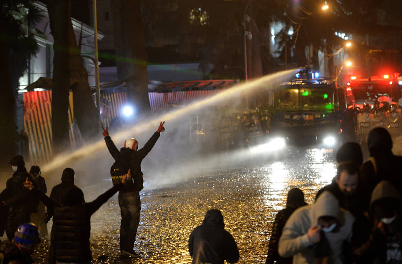 Вечером 8 марта протесты против законопроекта об иноагентах и столкновения демонстрантов с полицией продолжились 
