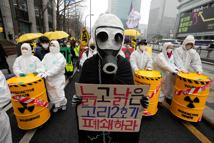 Сеул. Активисты-экологи на митинге, посвященном годовщине ядерной катастрофы на АЭС «Фукусима-1»