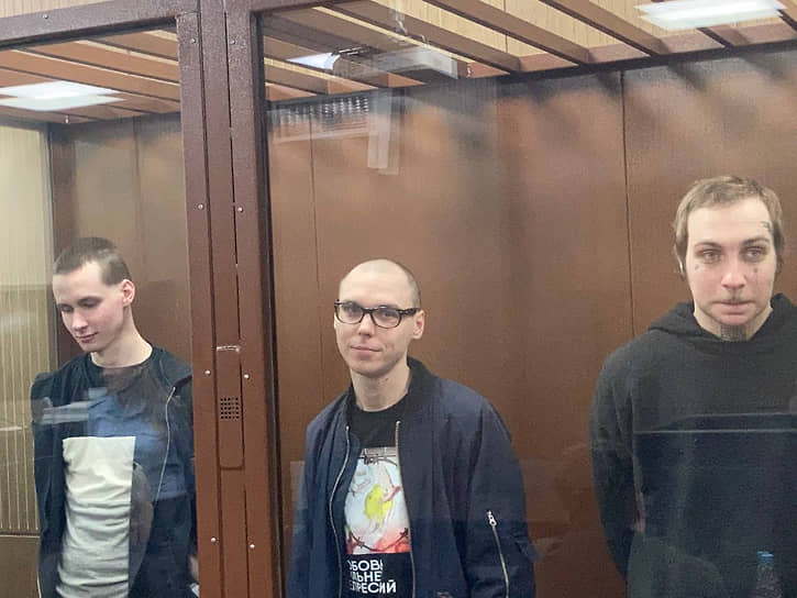 Участники «Маяковских чтений» Егор Штовба, Артем Камардин и Николаю Дайнеко в зале суда