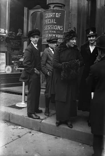 Роуз Пастор Стокс (на фото в центре) поддерживала не только коммунистические идеи. В 1917-1918 году она входила в состав комитета, добивавшегося оправдания Маргарет Сэнджер, привлеченной к суду за распространение контрацептивов