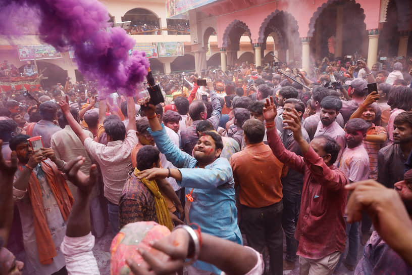 Матхура, Индия. Местные жители танцуют на празднике Холи