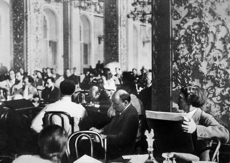 Во время заседаний III конгресса Коминтерна художник Исаак Бродский (крайний справа) рисовал портрет Владимира Ленина (второй справа). Уильям Фостер присутствовал на заседаниях конгресса