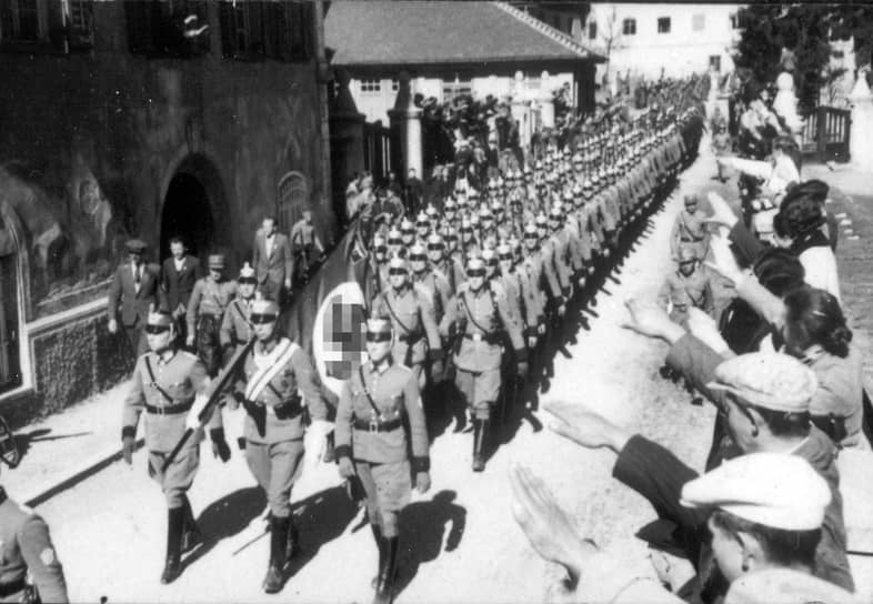 Формирование немецкой полиции входит в австрийский город Имст 12 марта 1938 года