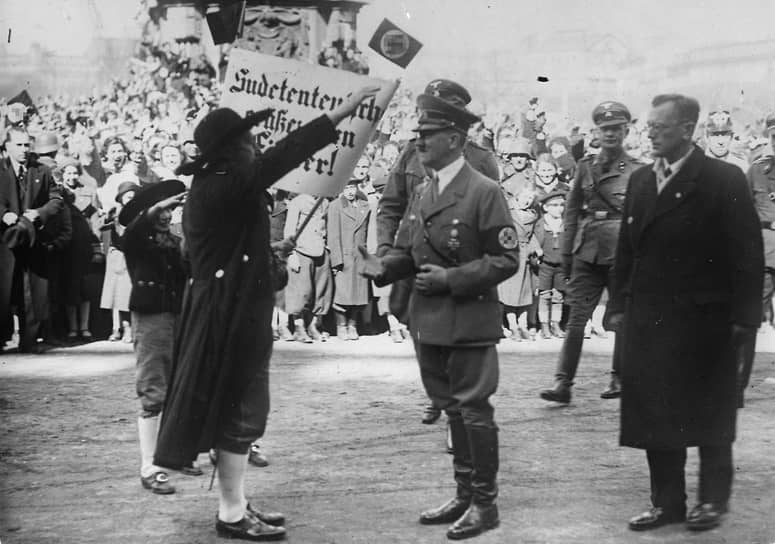 Делегация судетских немцев приветствует Адольфа Гитлера во время празднования на площади Хельденплац в Вене, 15 марта 1938 года