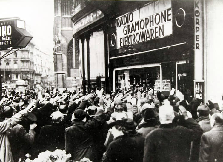Толпа слушает Йозефа Геббельса, передающего воззвание Гитлера. 12 марта 1938 года
