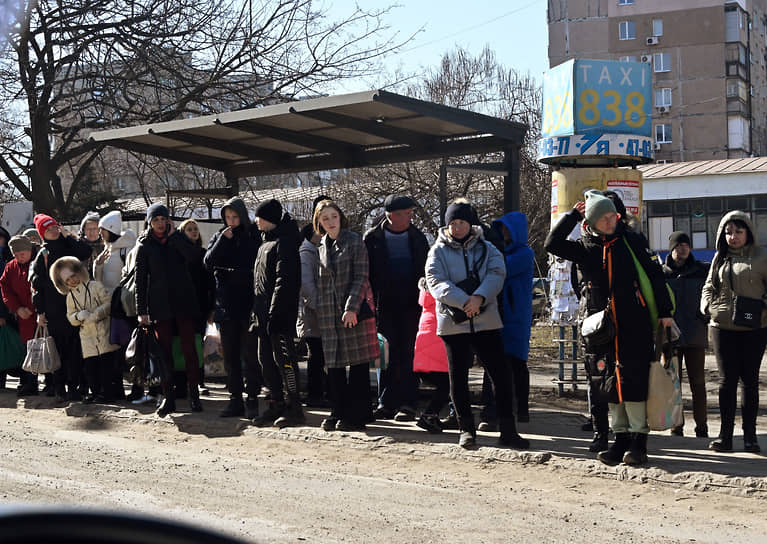 Жители Мариуполя в ожидании общественного транспорта