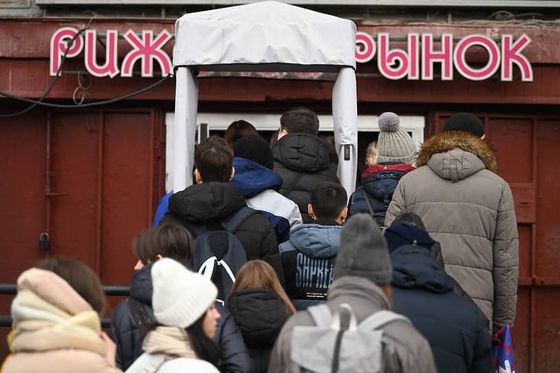 Москва. Очередь за цветами у входа на Рижский рынок в преддверии Международного женского дня