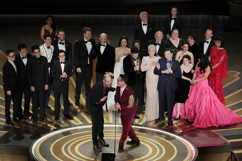 Дэниел Шайнер и Дэниел Кван получают «Оскар» за лучший фильм
