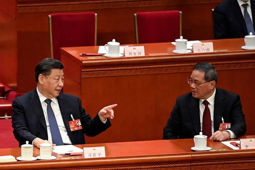 Председатель КНР Си Цзиньпин (слева) и новый премьер Госсовета Ли Цян