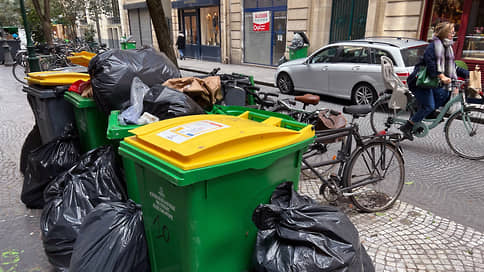 Пенсионную реформу заваливают отходами // В Париже бастуют мусорщики