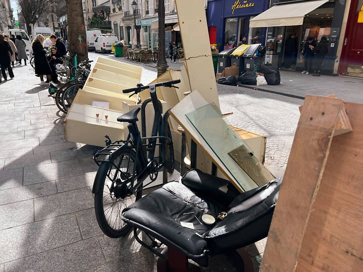 Переполненные мешками с мусором контейнеры на улицах Парижа 