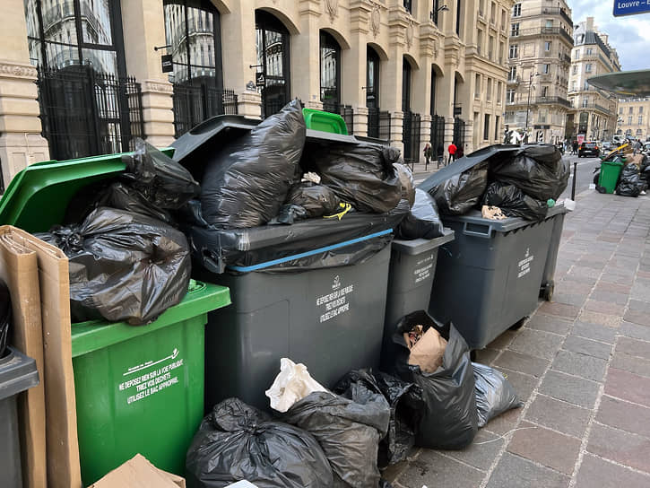 Переполненные мешками с мусором контейнеры на улицах Парижа 