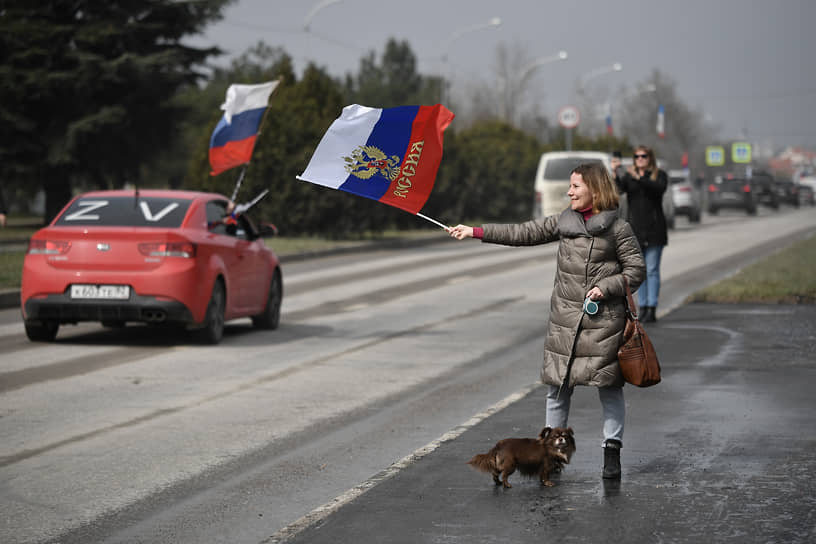 Местные жители приветствуют участников автопробега по территории Крыма и Севастополя 