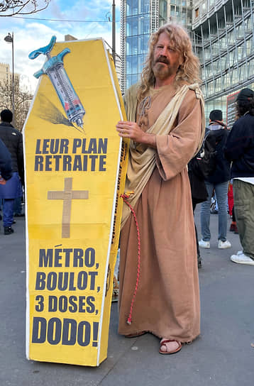 Участник демонстрации на площади Италии в Париже, одетый Иисусом Христом